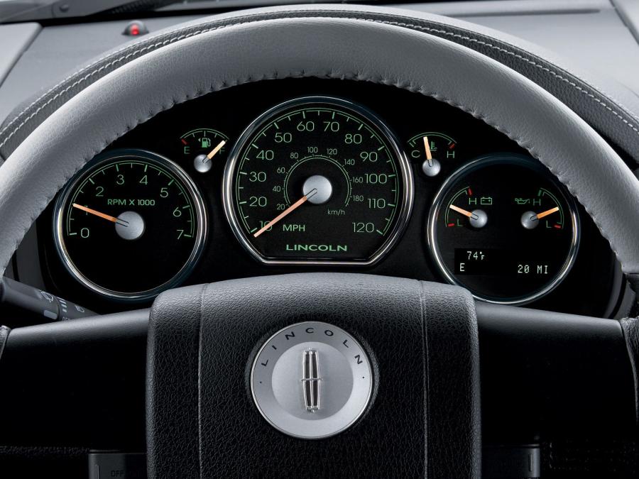  Lincoln Mark LT 2005 года  (фото 5 из 16)